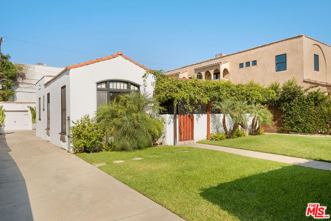 813 North Orange Grove Avenue Los Angeles, CA 90046 - Photo 3 of 42 a house view with a garden space