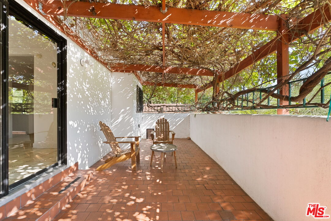 813 North Orange Grove Avenue Los Angeles, CA 90046 - Photo 32 of 42 a outdoor view with a sitting space