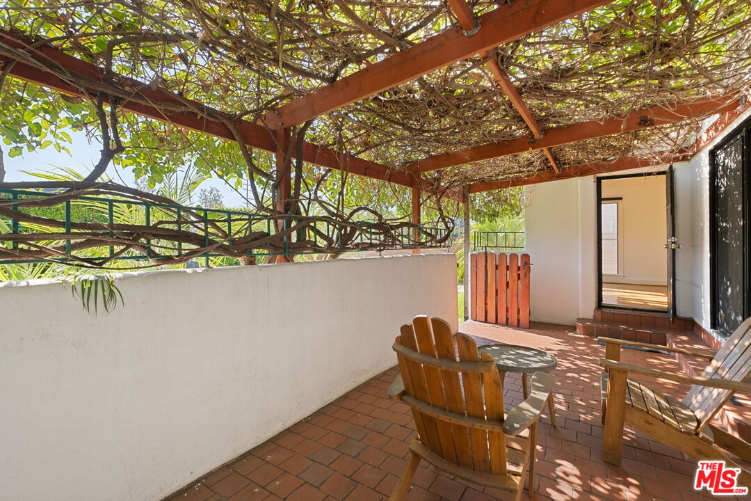 813 North Orange Grove Avenue Los Angeles, CA 90046 - Photo 34 of 42 a backyard of a house with table and chairs