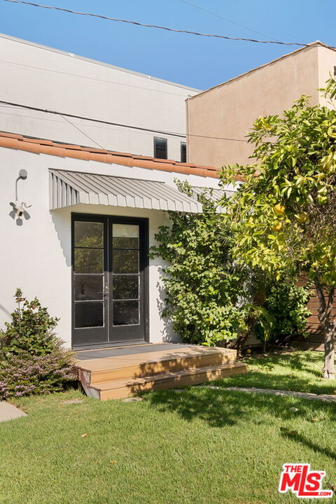 813 North Orange Grove Avenue Los Angeles, CA 90046 - Photo 40 of 42 a front view of a house with a garden