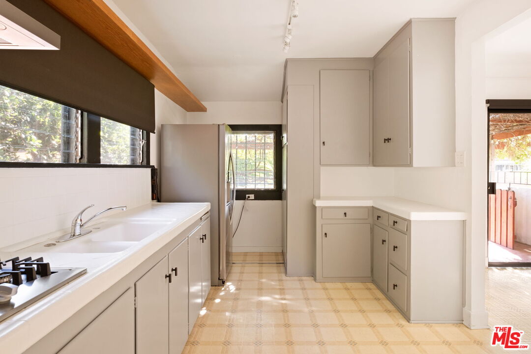 813 North Orange Grove Avenue Los Angeles, CA 90046 - Photo 9 of 42 a spacious bathroom with a sink a vanity and a mirror