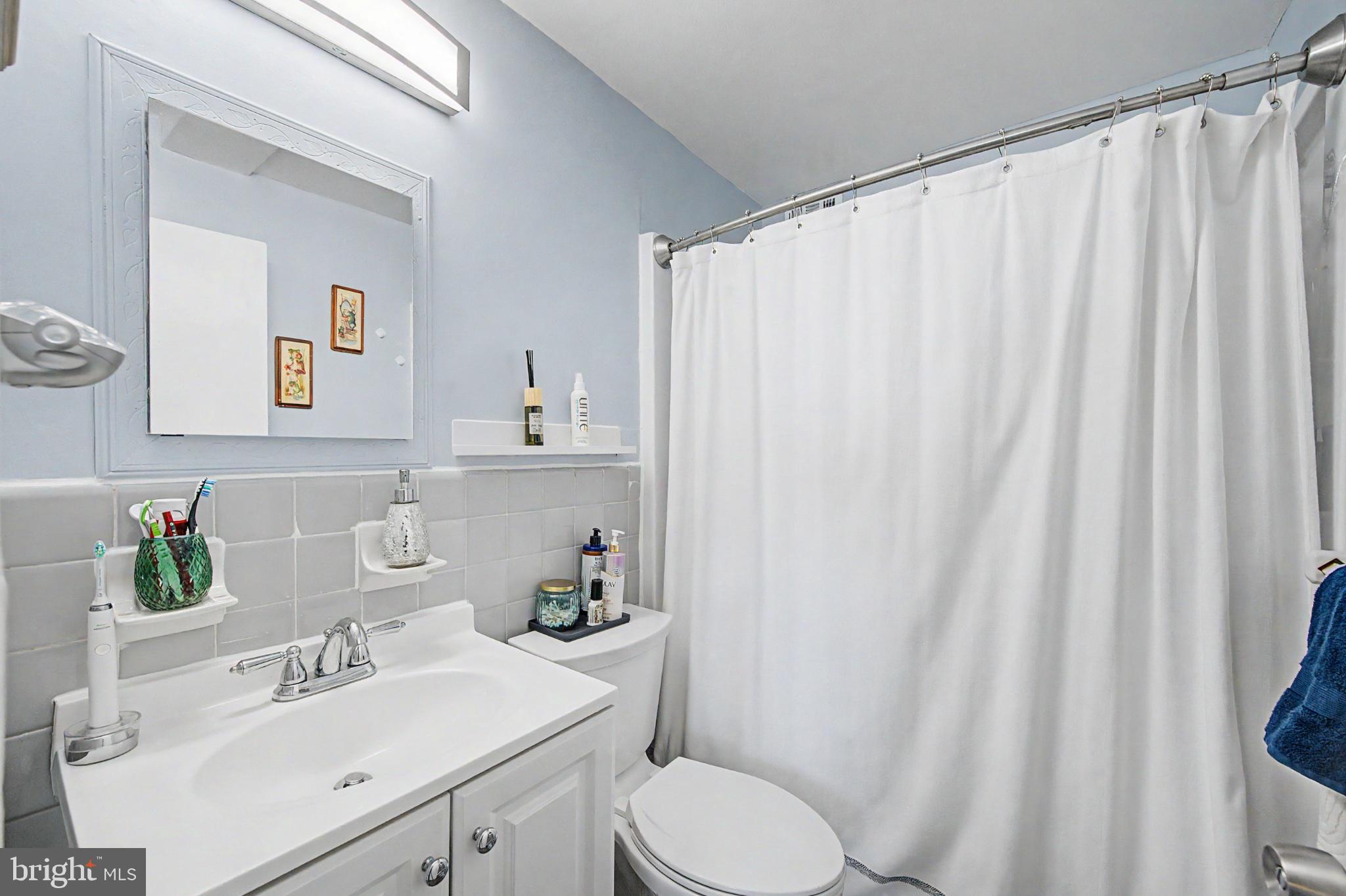 101 South Raleigh Avenue Atlantic City, NJ 08401 - Photo 17 of 26 Bright and airy bathroom retreat.