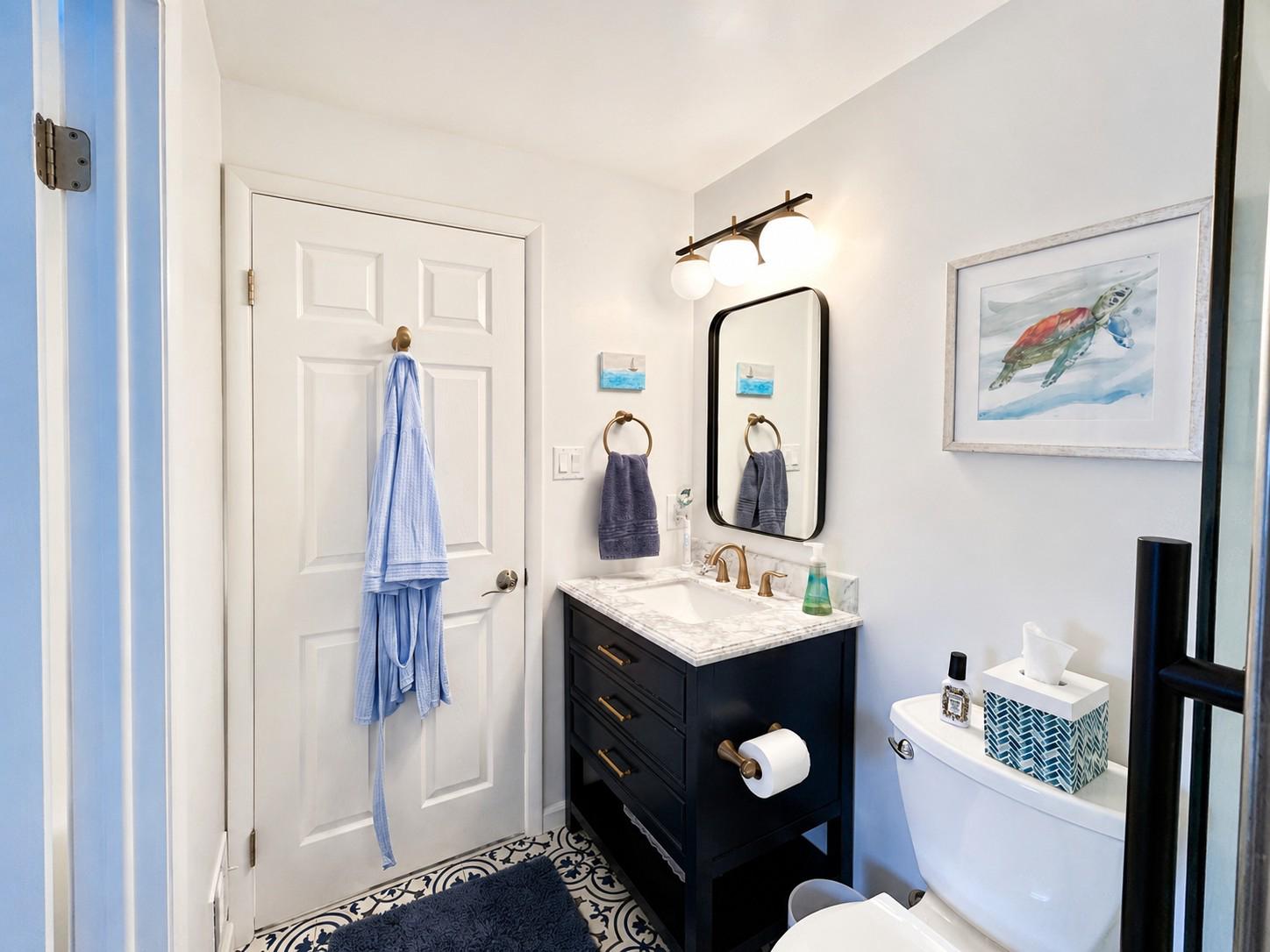 1 Farmcrest Court Silver Spring, MD 20905 - Photo 23 of 61 Upper-level bathroom.