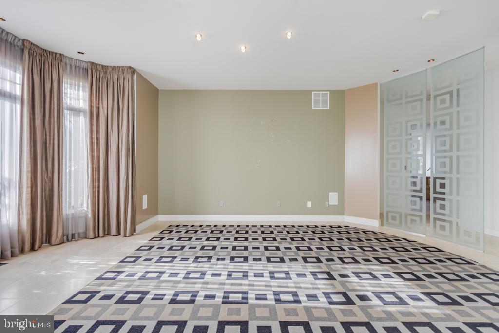12717 Greenbriar Road Potomac, MD 20854 - Photo 7 of 71 Gallery Image 7