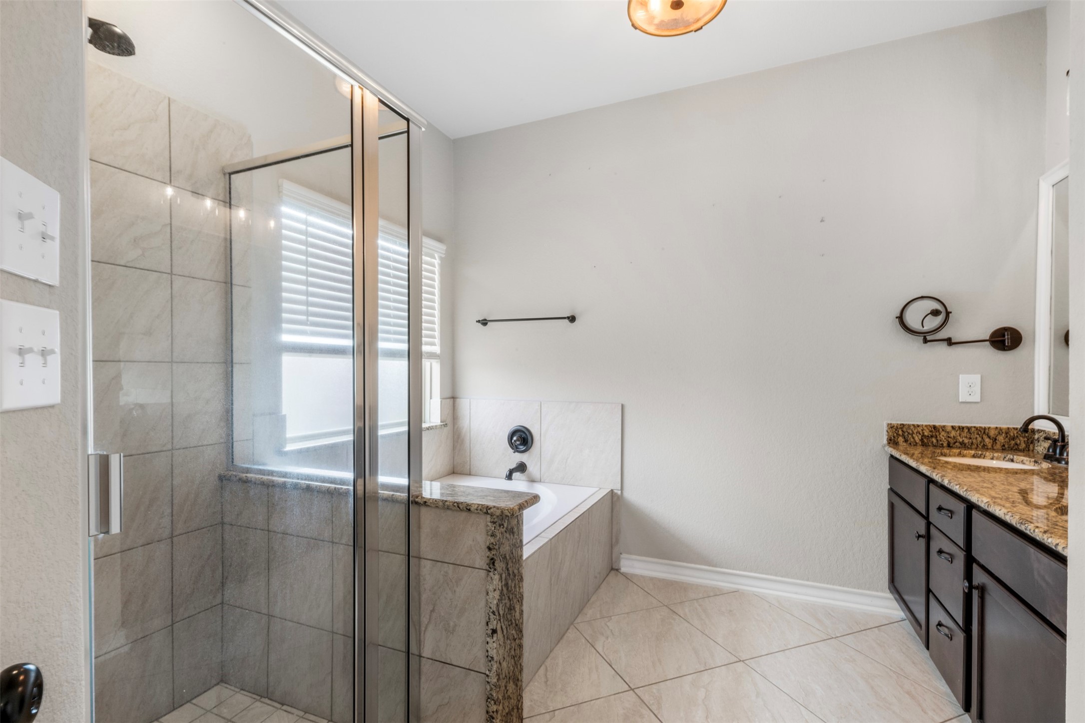 6210 Mason Way Rosenberg, TX 77471 - Photo 19 of 31 a bathroom with a tub and a sink