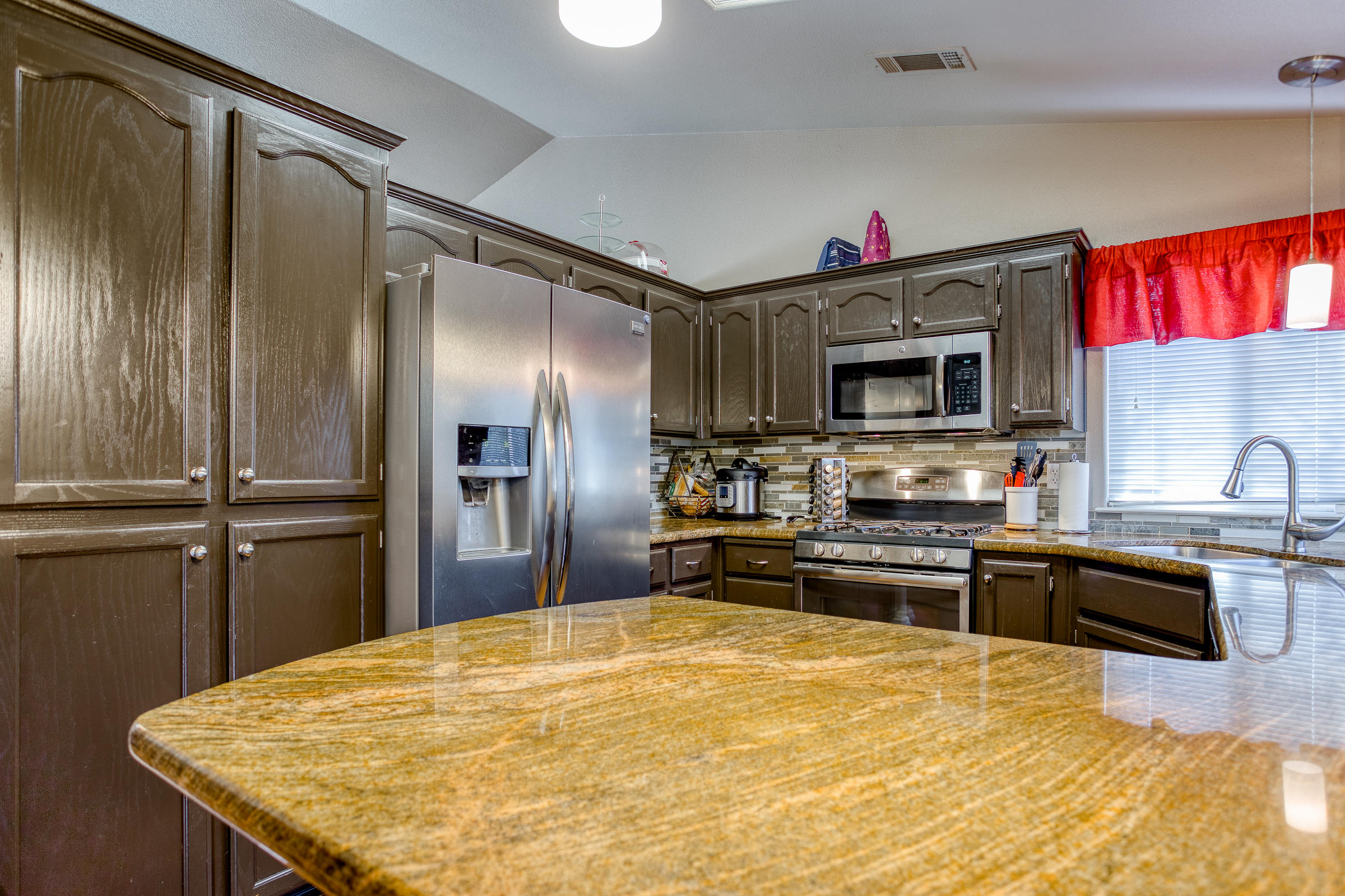 3392 Lawrence Road Redding, CA 96002 - Photo 8 of 25 Kitchen