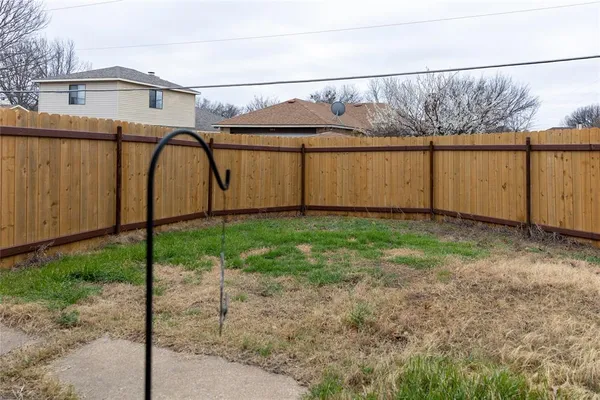 a view of a backyard