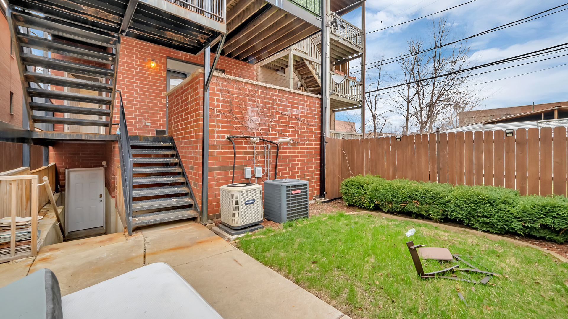 2417 West Fillmore Street, Unit 1 Chicago, IL 60612 - Photo 17 of 19 a backyard of a house with lots of green space