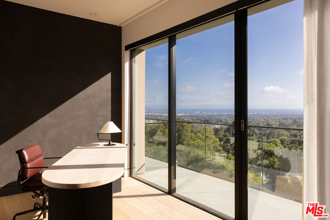 815 North Tigertail Road Los Angeles, CA 90049 - Photo 18 of 26 a bathroom with a bathtub and a mirror