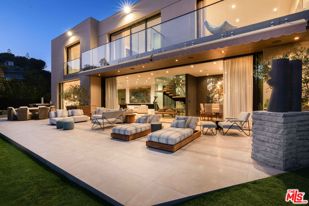 815 North Tigertail Road Los Angeles, CA 90049 - Photo 24 of 26 a group of couches in front of building