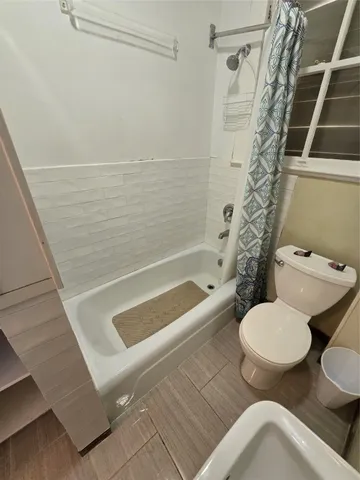 $1,150 | 916 Avenue H, Unit DOWN, Galveston, TX 77550