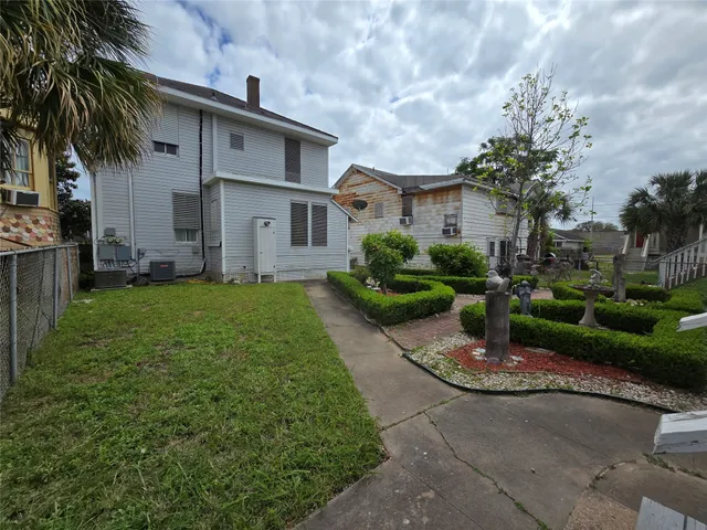 $1,150 | 916 Avenue H, Unit DOWN, Galveston, TX 77550