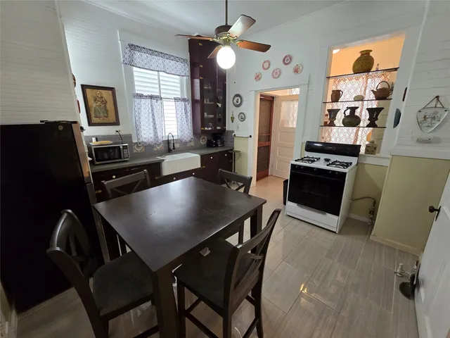 $1,150 | 916 Avenue H, Unit DOWN, Galveston, TX 77550