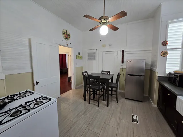 $1,150 | 916 Avenue H, Unit DOWN, Galveston, TX 77550
