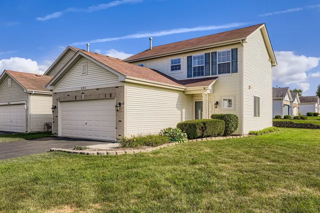 a view of a house with a yard