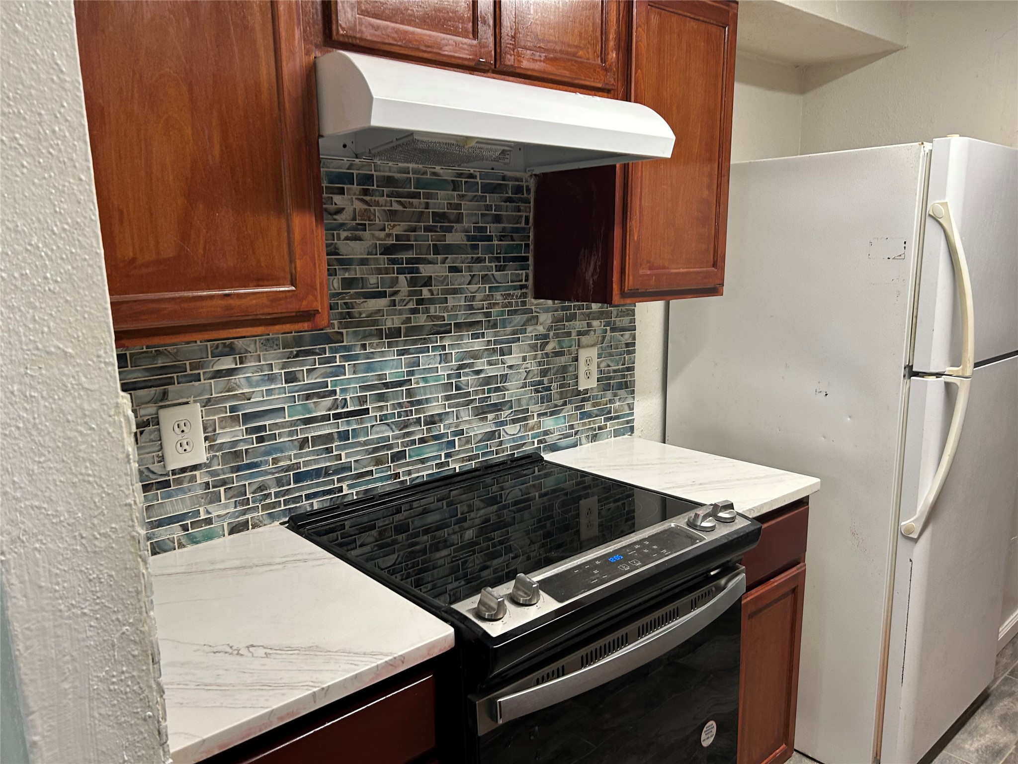 9700 Leawood Boulevard, Unit 1407 Houston, TX 77099 - Photo 4 of 10 a close view of a stove a microwave and cabinets in the kitchen