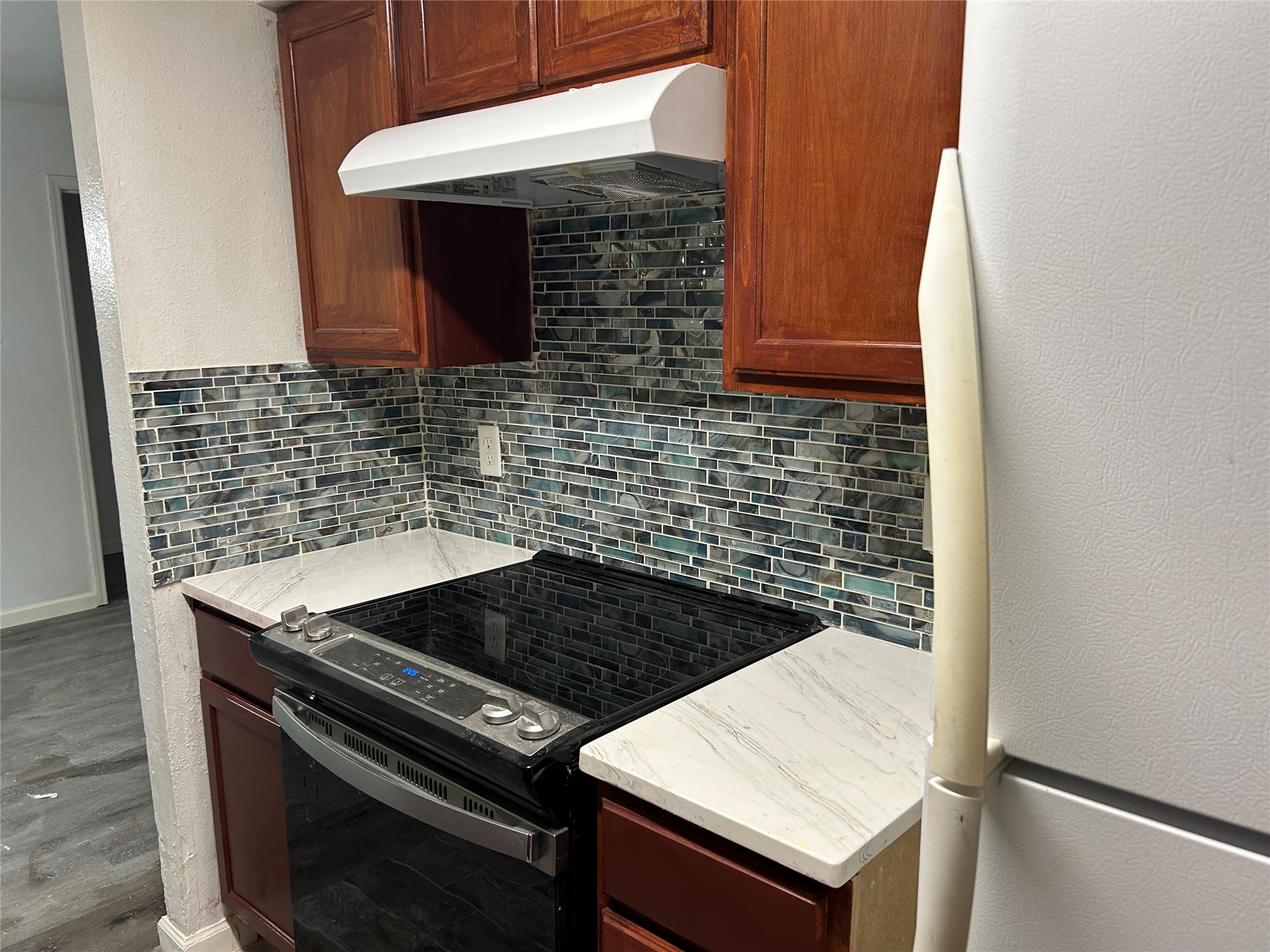 9700 Leawood Boulevard, Unit 1407 Houston, TX 77099 - Photo 6 of 10 a close view of a stove a microwave and cabinets in the kitchen