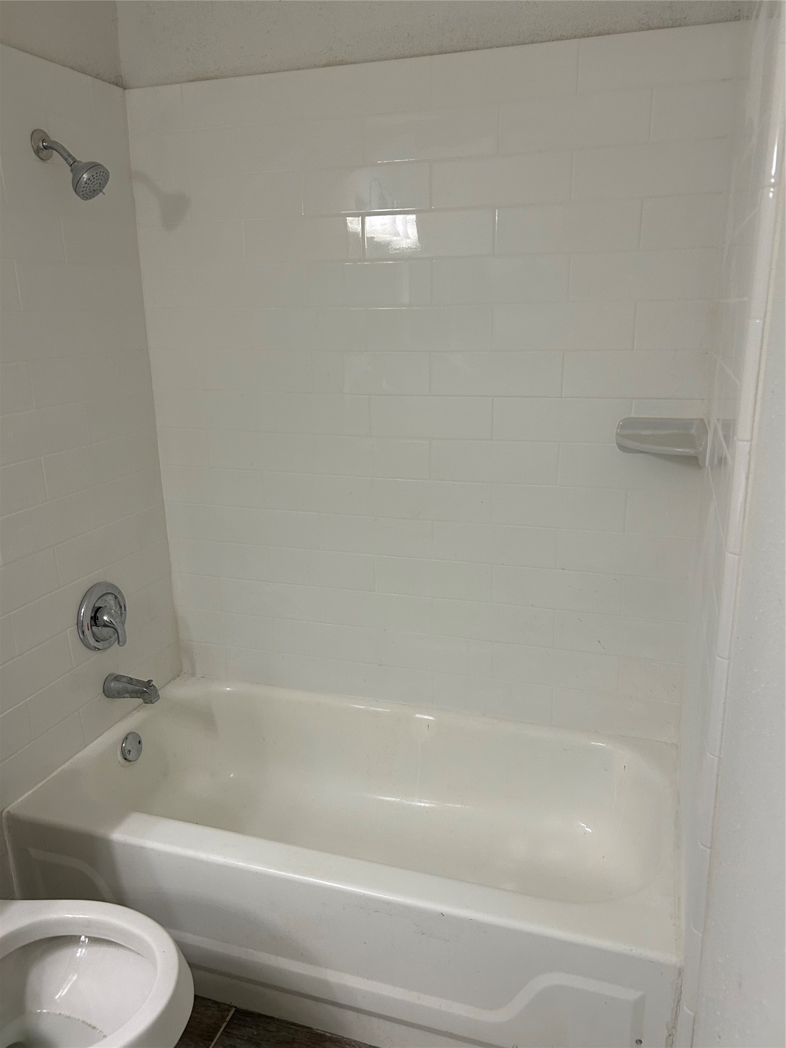 9700 Leawood Boulevard, Unit 1407 Houston, TX 77099 - Photo 10 of 10 a bathroom with a bathtub and a toilet