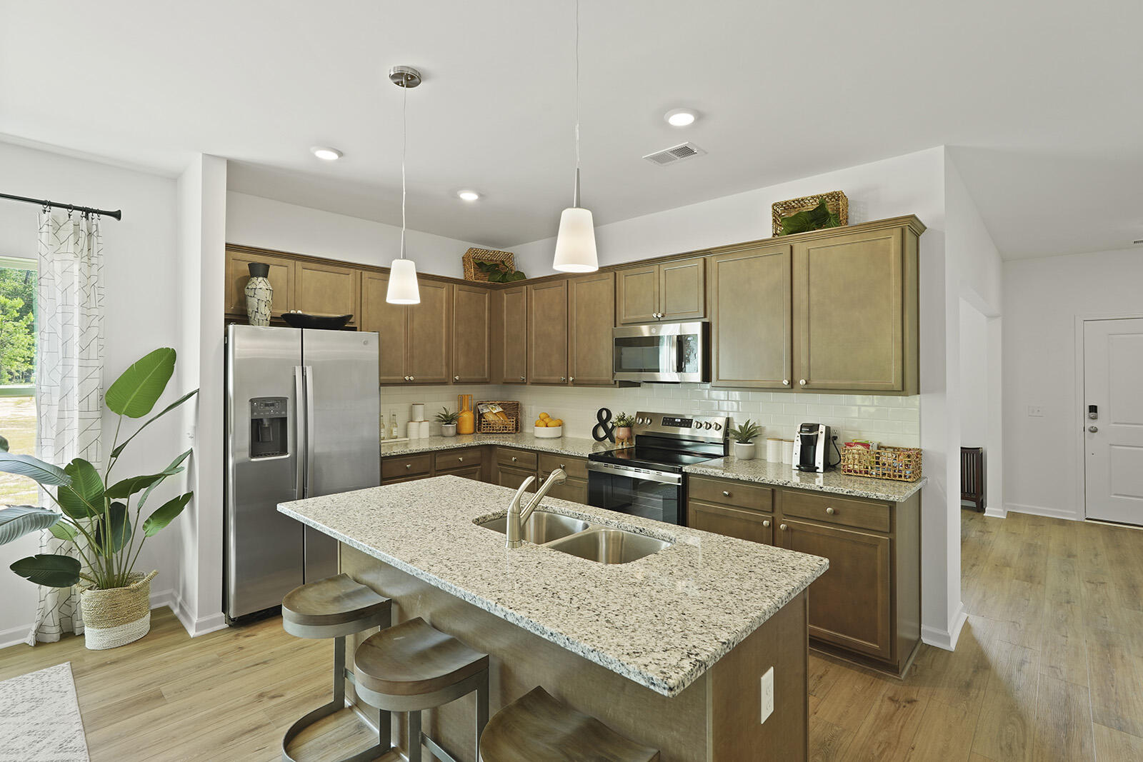 83 Par Three Court Manning, SC 29102 - Photo 7 of 23 Kitchen -