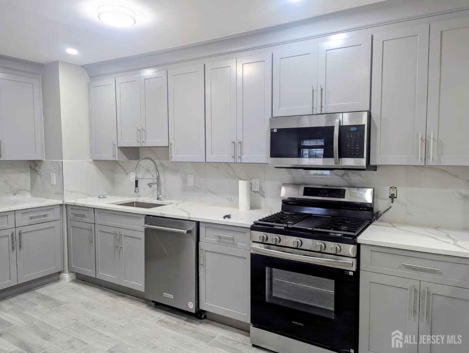 259 Retta Court Piscataway, NJ 08854 - Photo 2 of 20