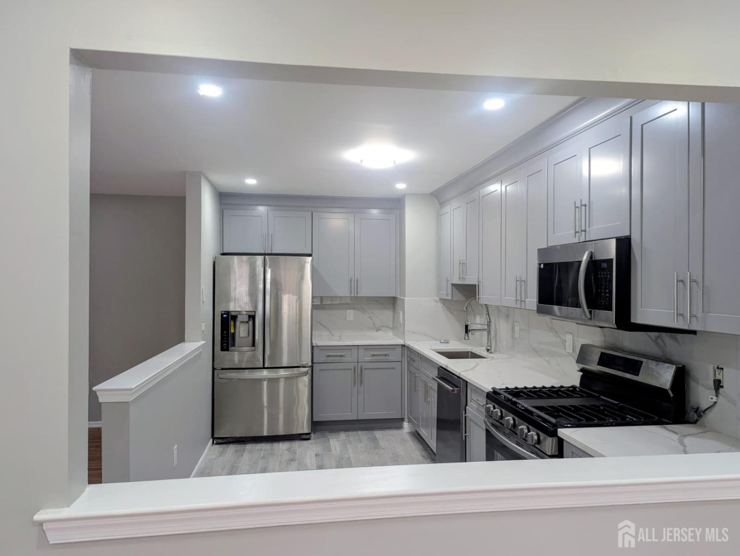 259 Retta Court Piscataway, NJ 08854 - Photo 4 of 20