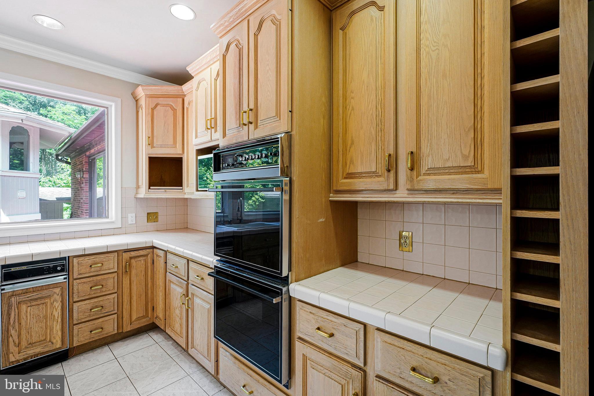 8652 Tuttle Road Springfield, VA 22152 - Photo 5 of 102
