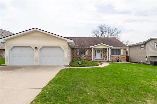 $299,000 | 5 Devon Road, Bloomington, IL 61704