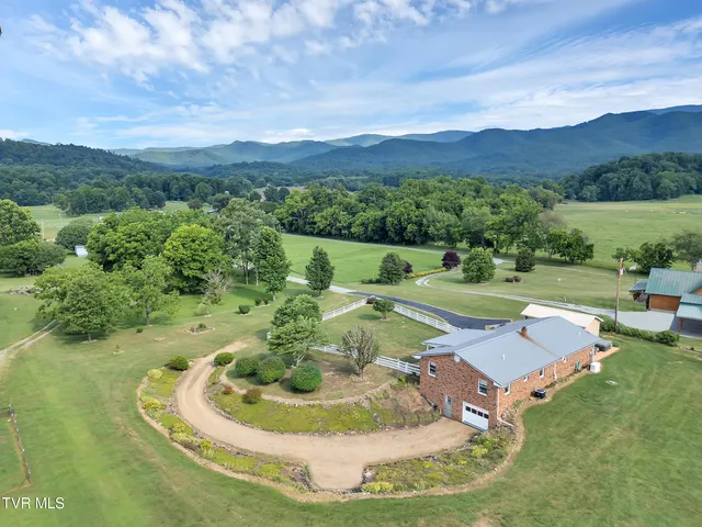 $469,900 | 230 Fishpond Road, Chuckey, TN 37641