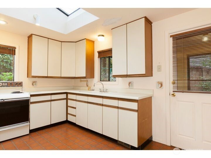 14044 Lenora Place North Seattle, WA 98133 - Photo 16 of 26