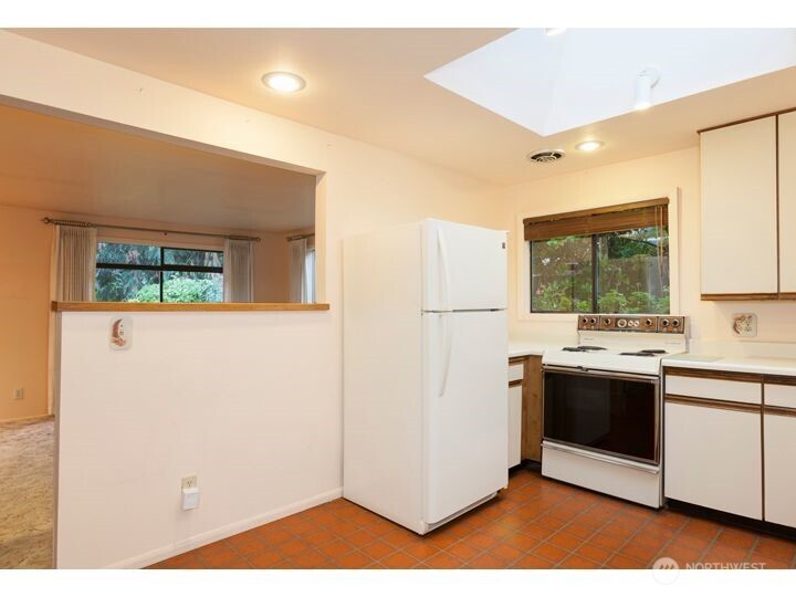 14044 Lenora Place North Seattle, WA 98133 - Photo 17 of 26