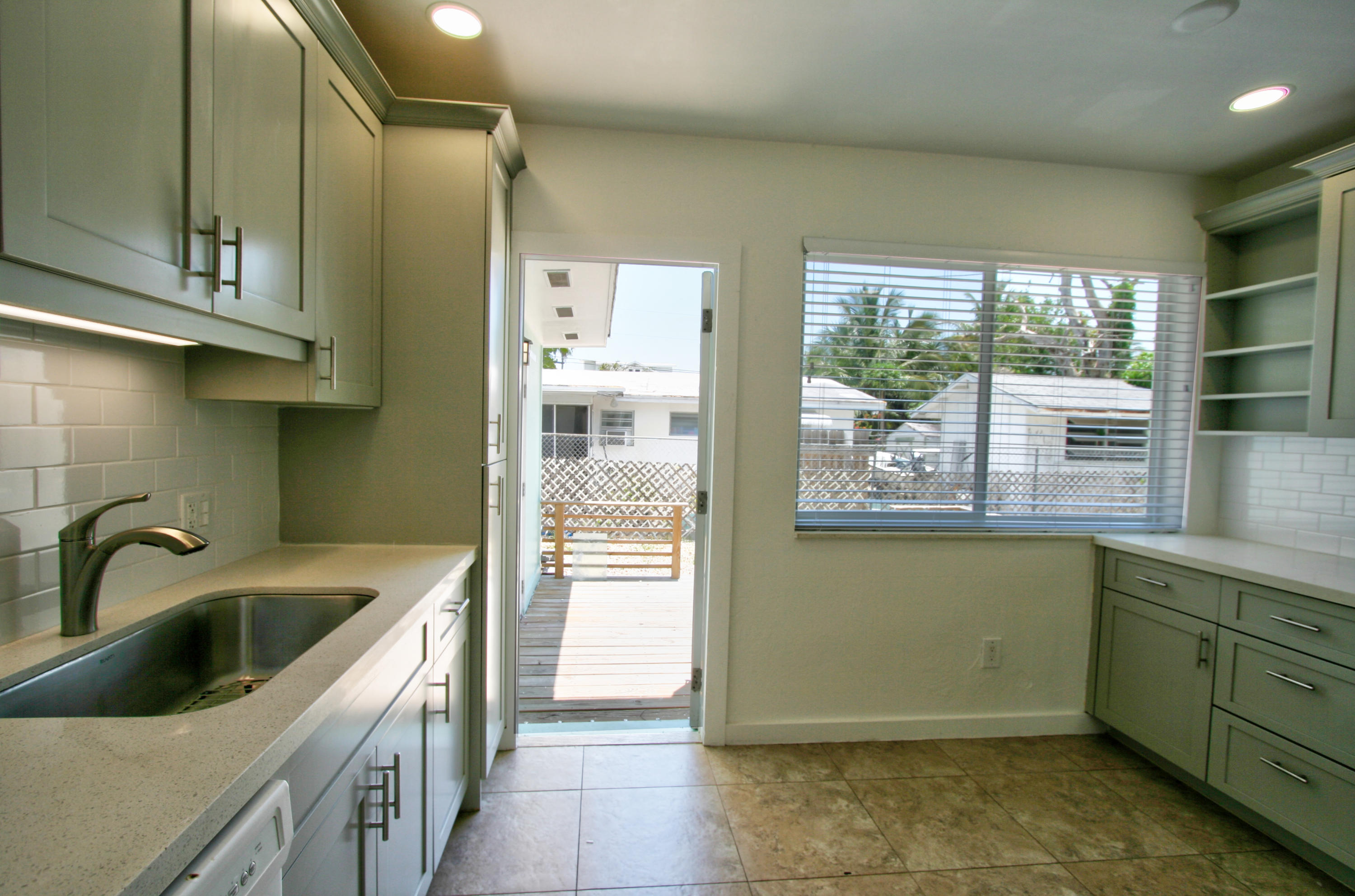 982 Oleander Road Key Largo, FL 33037 - Photo 19 of 25 Kitchen5