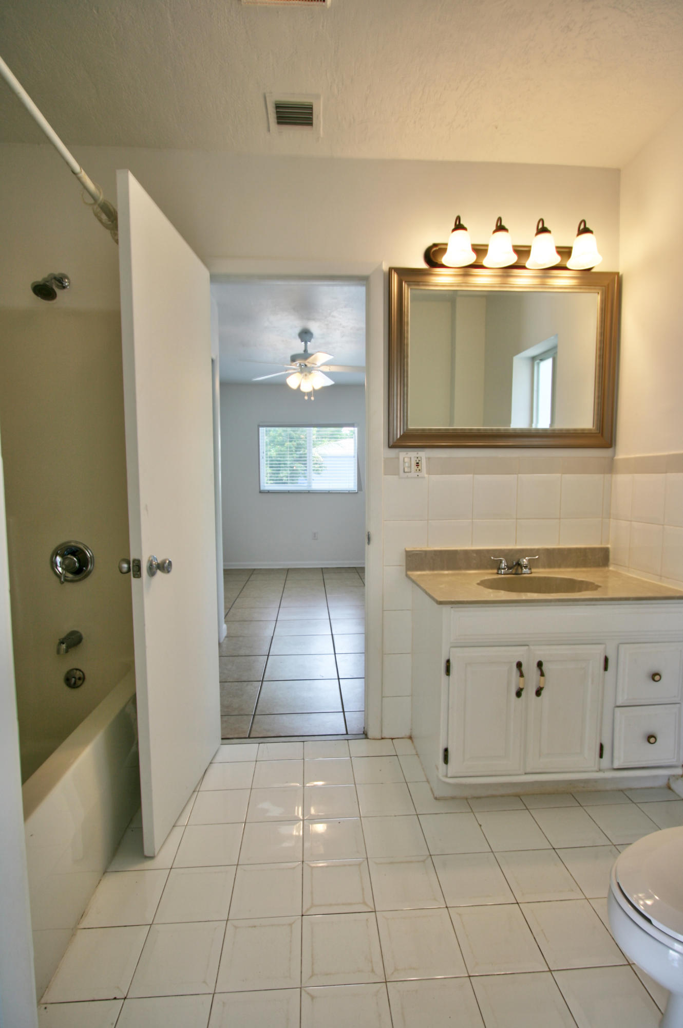 982 Oleander Road Key Largo, FL 33037 - Photo 8 of 25 2nd Bath