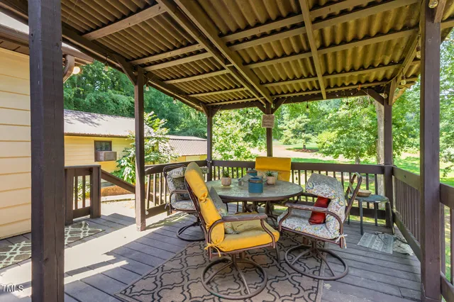 a view of a house with backyard and garden