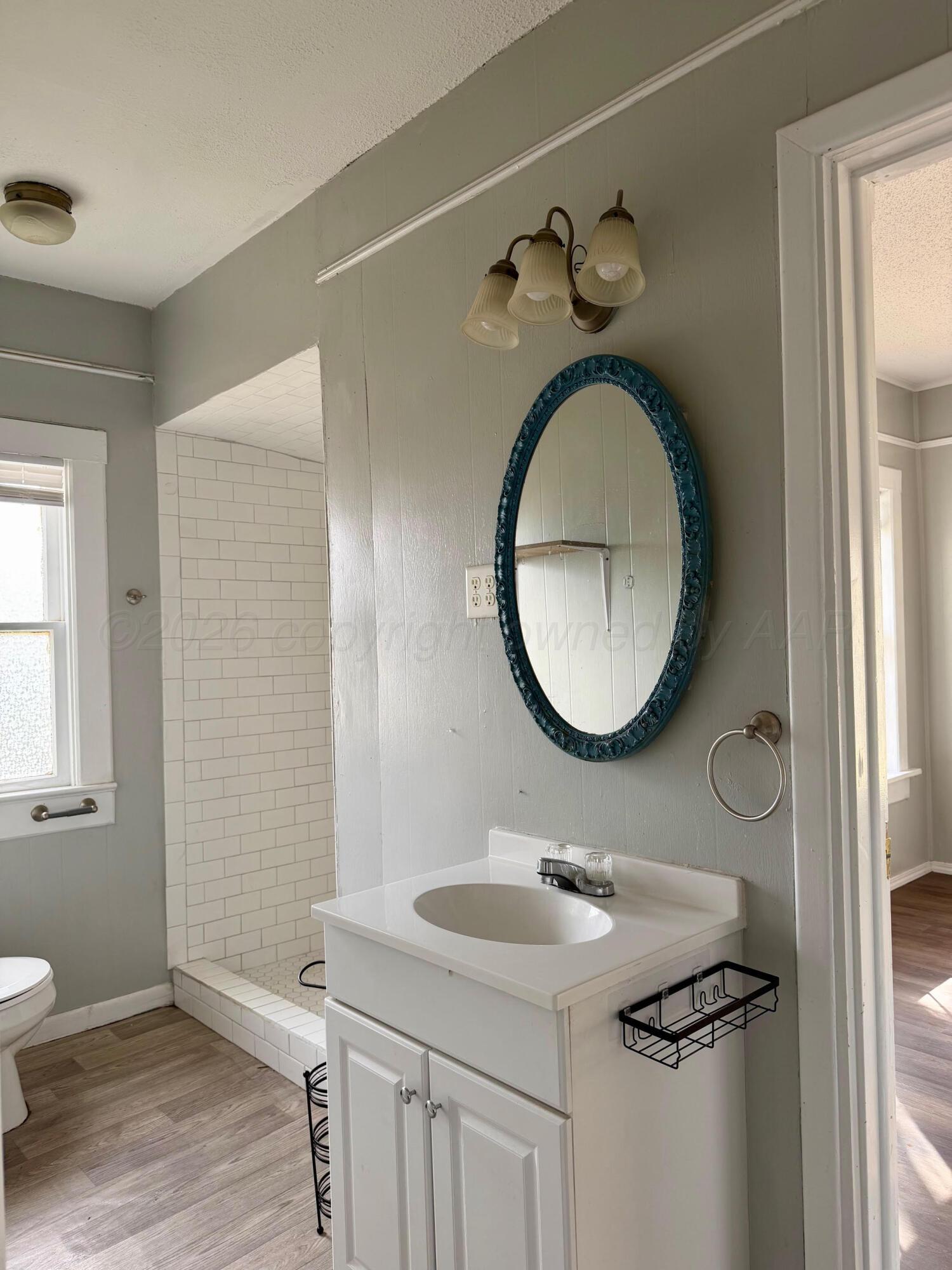 200 South Main Street Childress, TX 79201 - Photo 12 of 18 Main bathroom between Bedroom 2 & 3