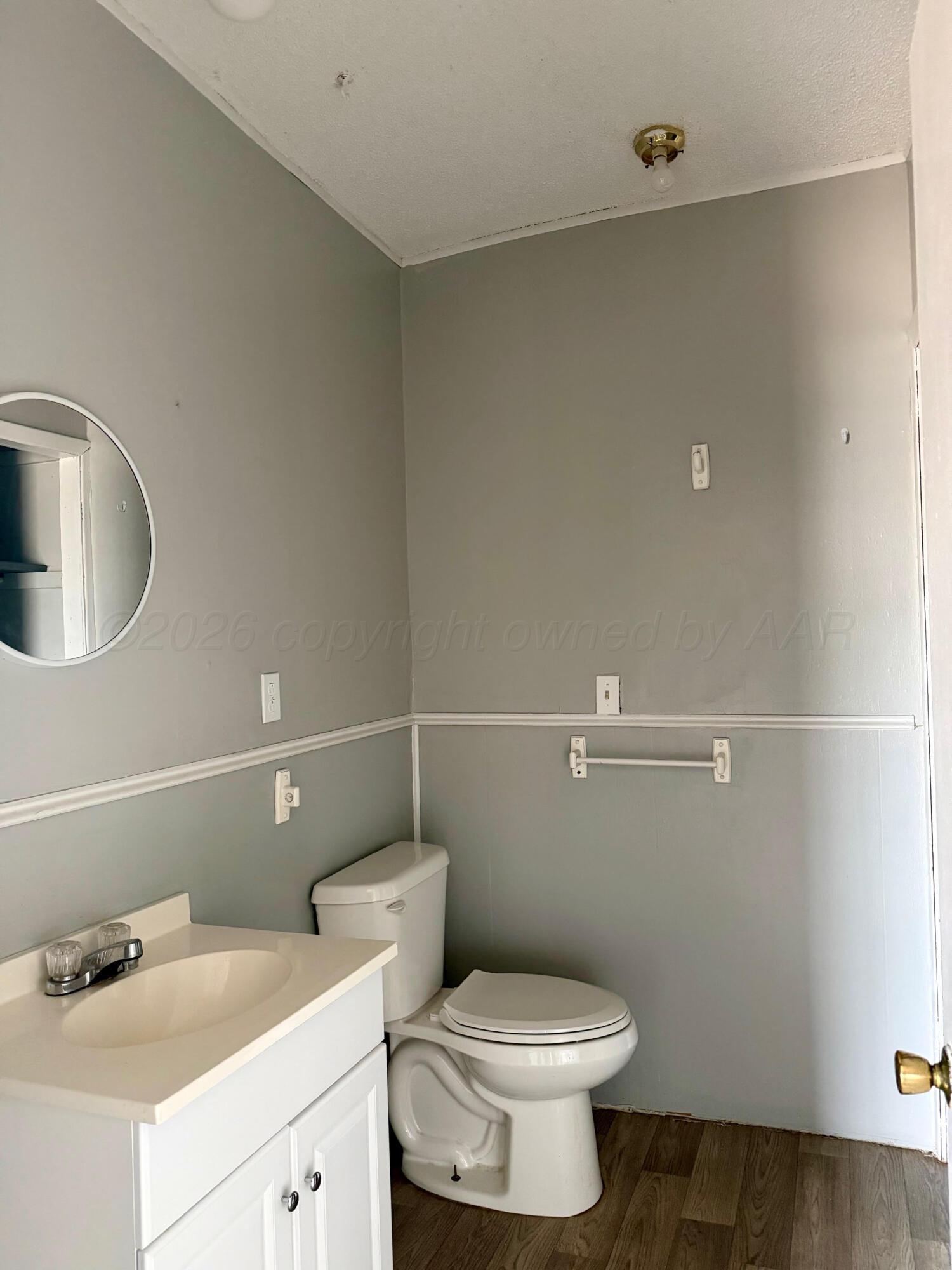 200 South Main Street Childress, TX 79201 - Photo 15 of 18 Half bathroom attached to Bedroom 1