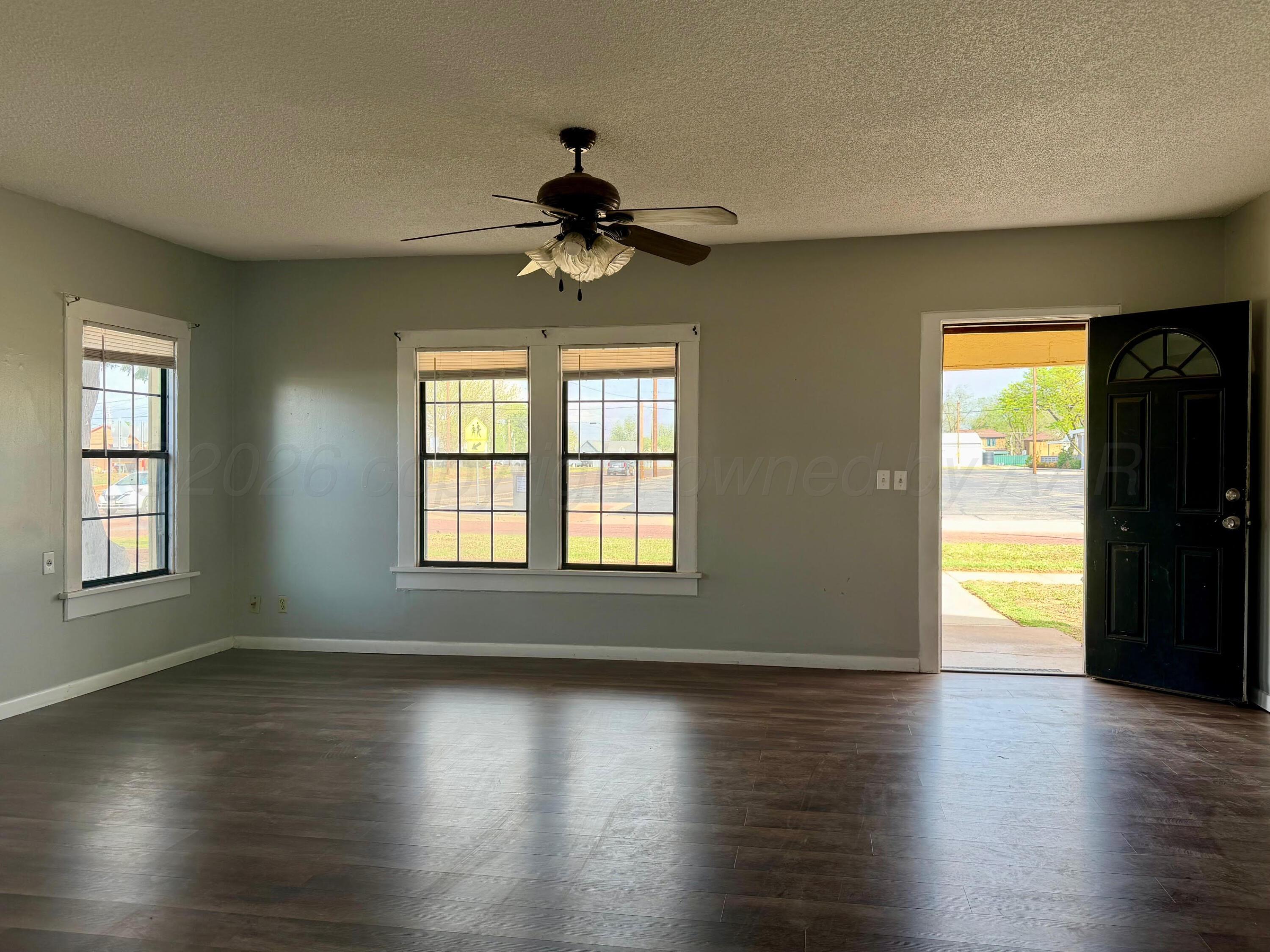 200 South Main Street Childress, TX 79201 - Photo 4 of 18 Living room