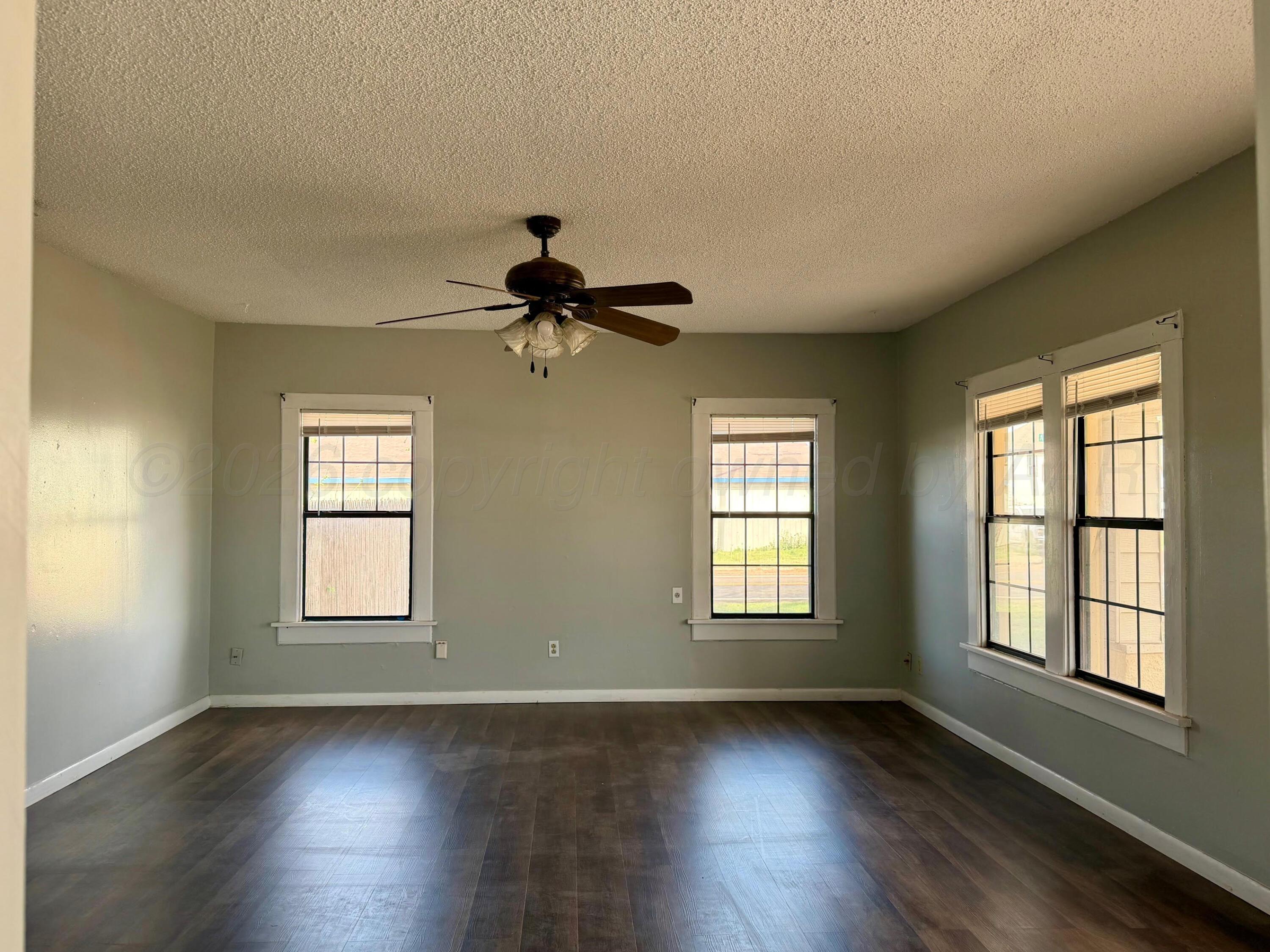 200 South Main Street Childress, TX 79201 - Photo 5 of 18 Living room