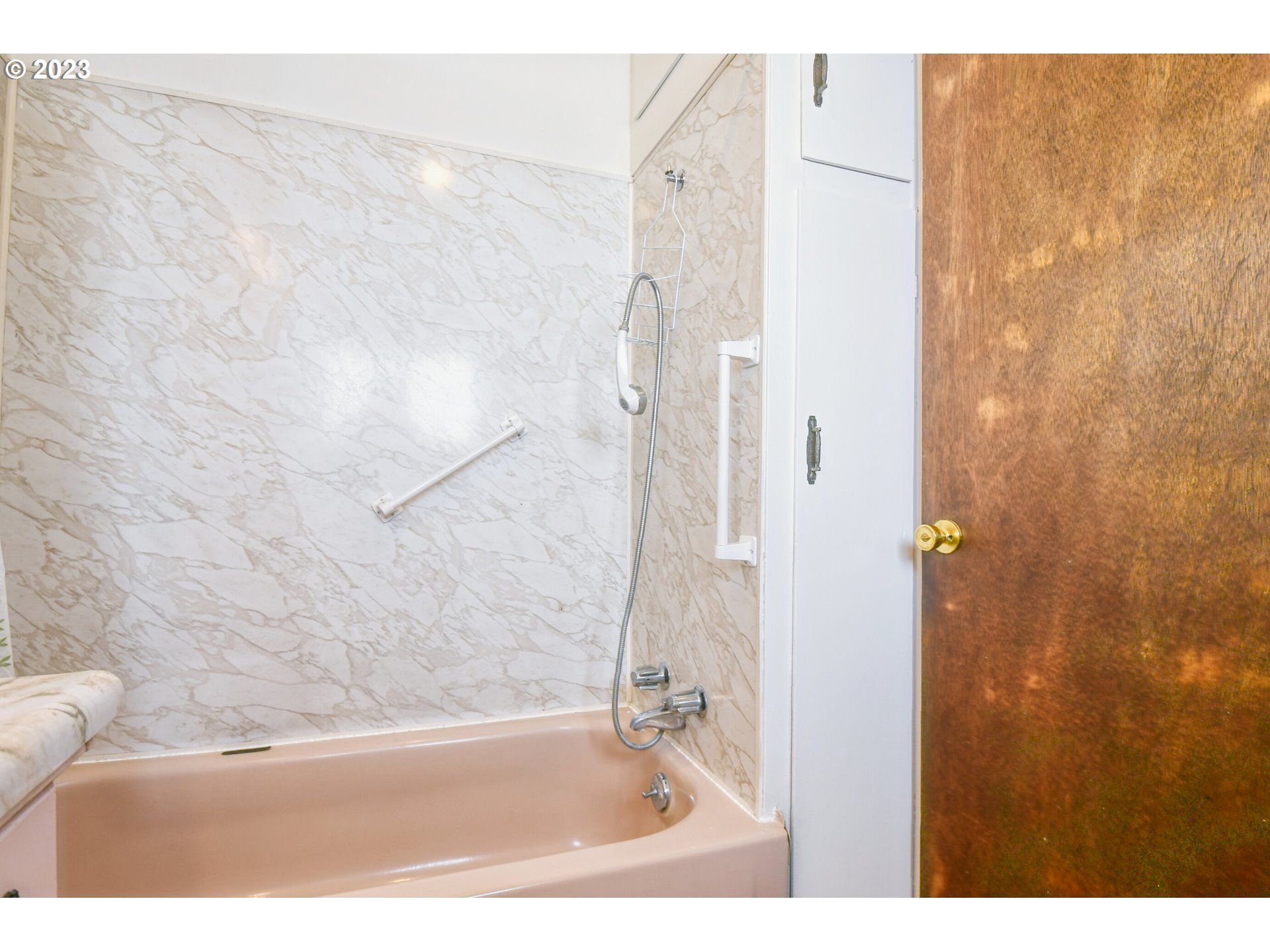 617 Southwest 5th Street Pendleton, OR 97801 - Photo 15 of 29 a bathroom with a bathtub and shower