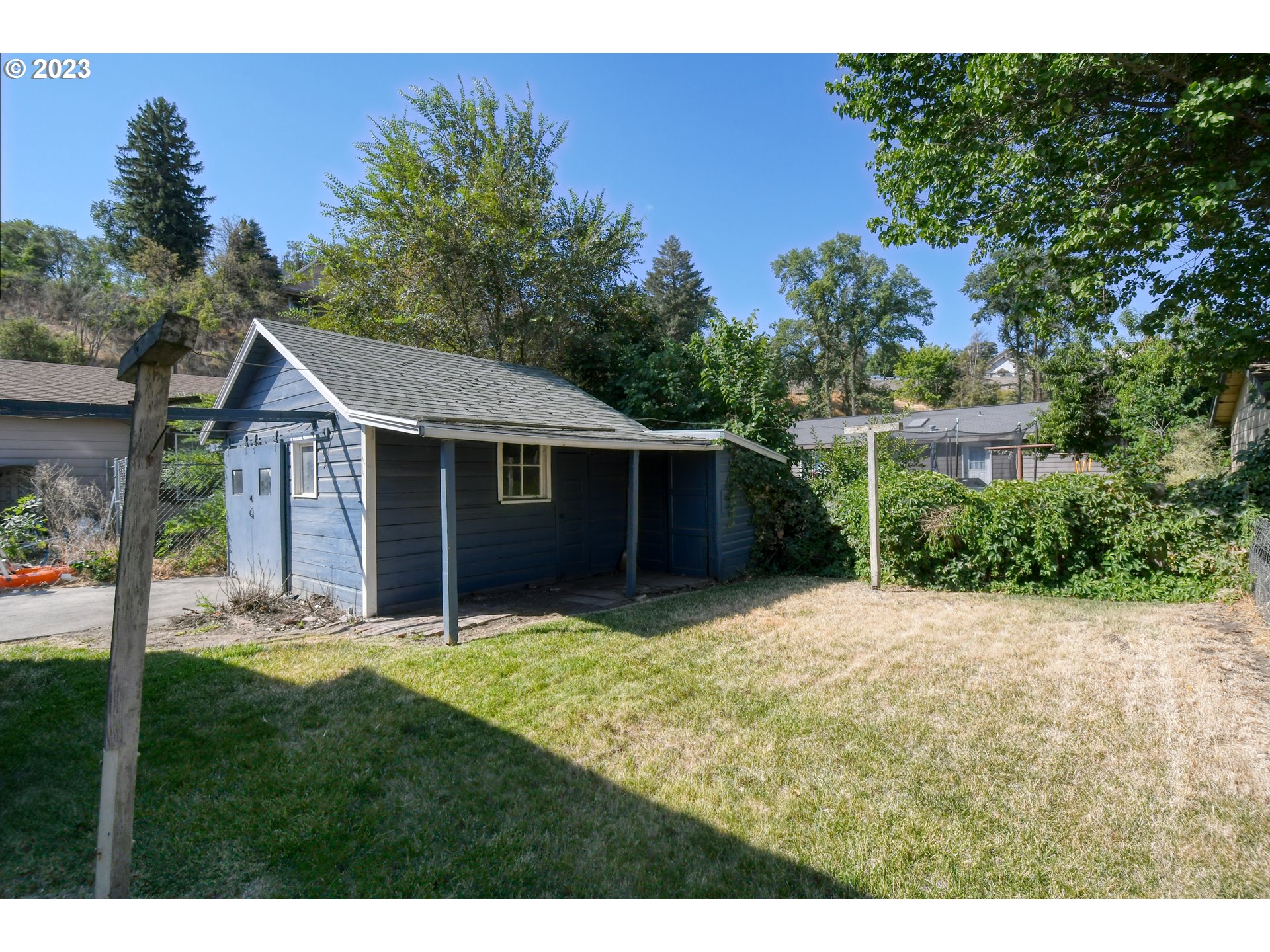 617 Southwest 5th Street Pendleton, OR 97801 - Photo 27 of 29 a view of a yard in front of a house with plants and large tree