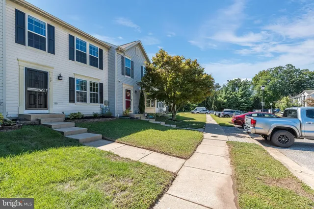 a view of a yard in front of a house