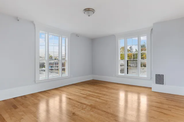 $1,850 | 109 Pleasant Street, Unit 203, Claremont, NH 03743