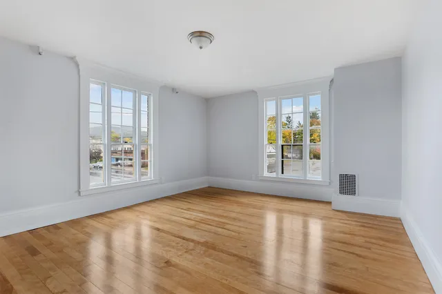 $1,850 | 109 Pleasant Street, Unit 203, Claremont, NH 03743