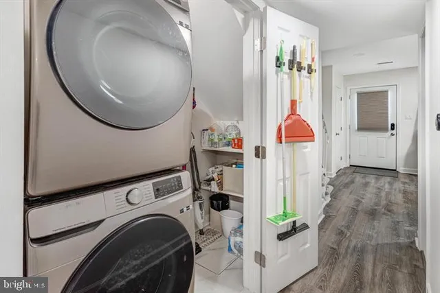 a view of livingroom with furniture and entryway