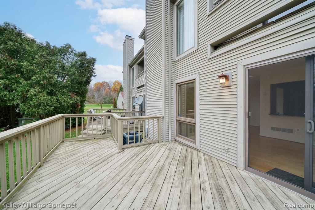 655 Glasgow Court Rochester Hills, MI 48307 - Photo 2 of 27