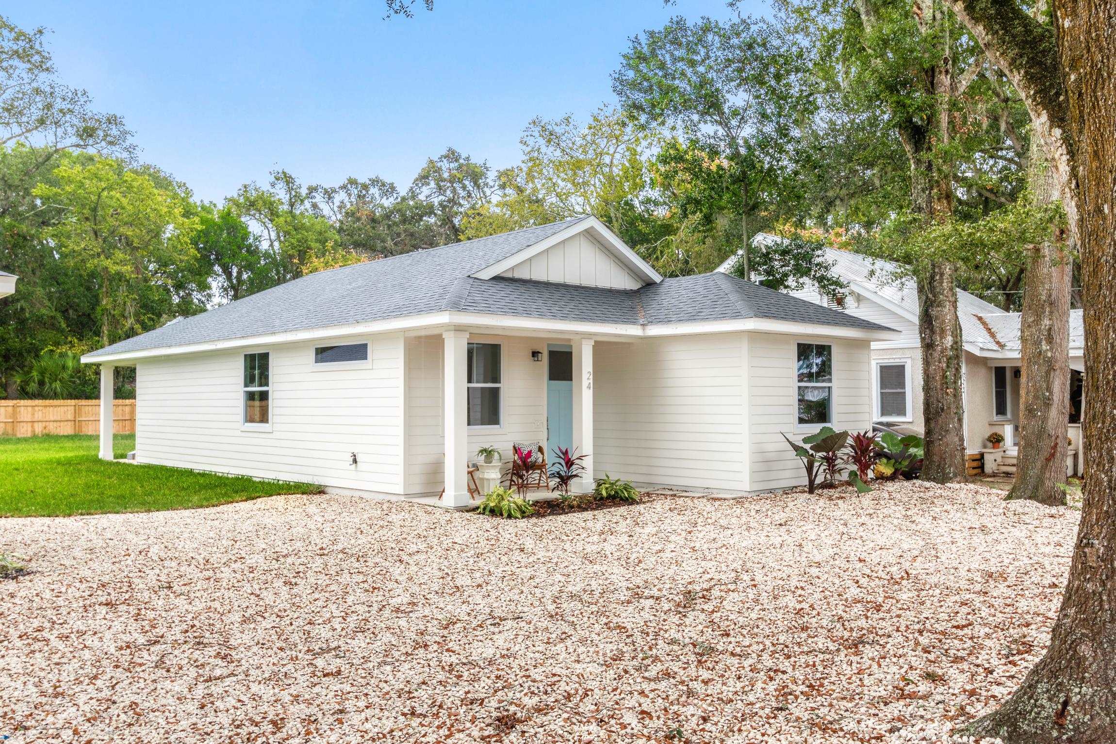 24 River Road St. Augustine, FL 32084 - Photo 2 of 26 a front view of a house with garden