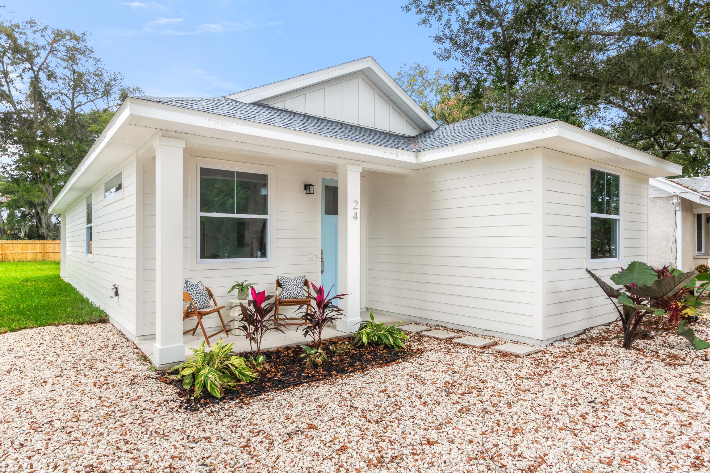 24 River Road St. Augustine, FL 32084 - Photo 3 of 26 a front view of a house with garden