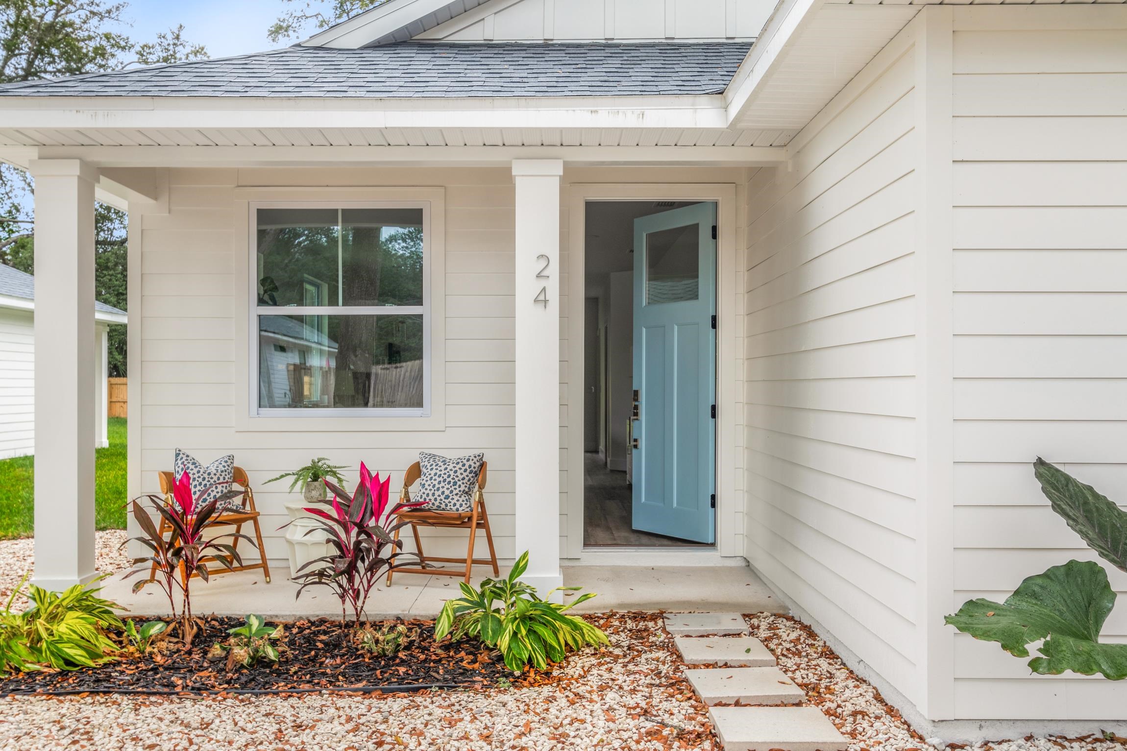 24 River Road St. Augustine, FL 32084 - Photo 4 of 26 a front view of a house