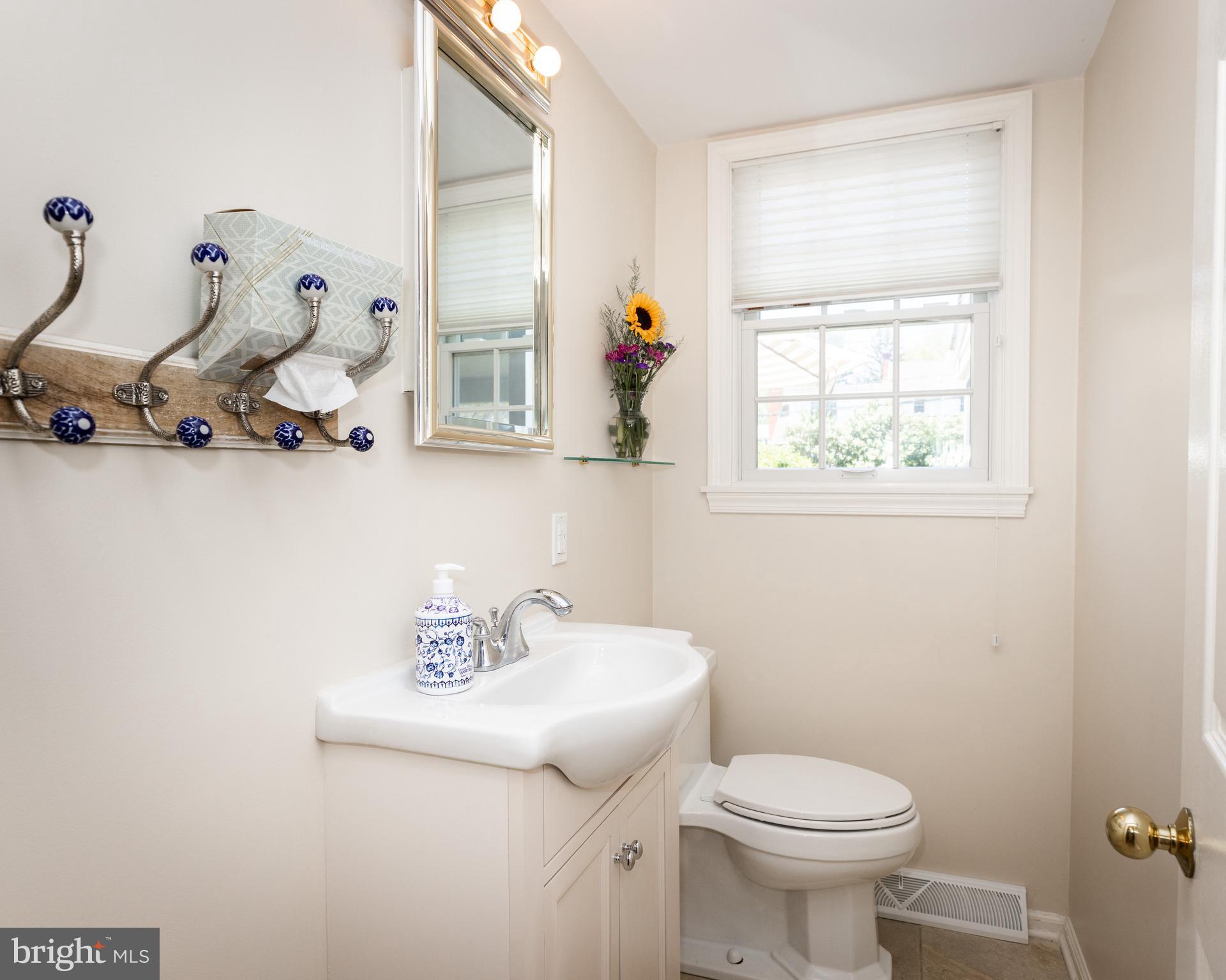 621 Halstead Road Wilmington, DE 19803 - Photo 9 of 29 Powder Room