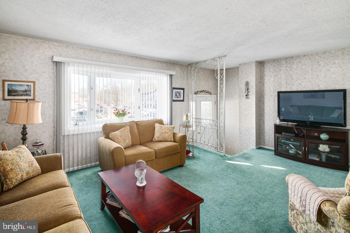 3452 Vinton Road Philadelphia, PA 19154 - Photo 5 of 29 Spacious Living Room