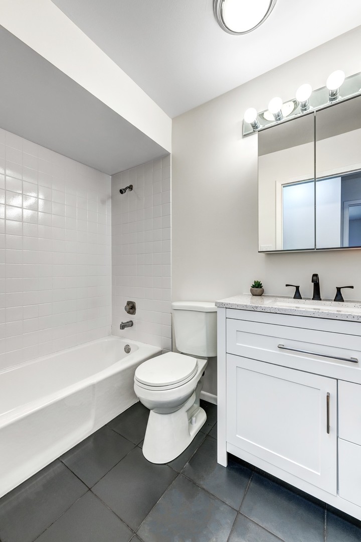 1651 West Goldengate Drive Addison, IL 60101 - Photo 19 of 24 a bathroom with a sink a toilet and bathtub